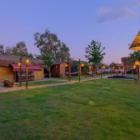 Nirvana Beach Club Bungalow 招待所 费特希耶