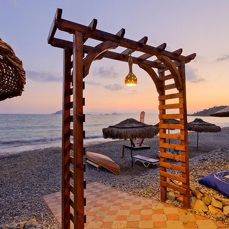 Nirvana Beach Club Bungalow 招待所 费特希耶
